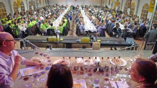 El jurat catant la ratafia a concurs