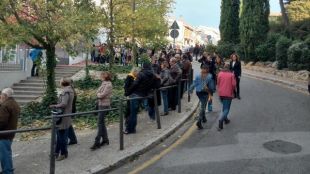 Una de les llargues cues davant el Vicens Vives de Girona
