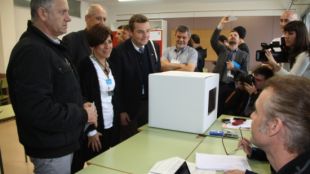 Membres de la delegació internacional han visitat l'IES Santiago Sobrequés aquesta tarda © ACN