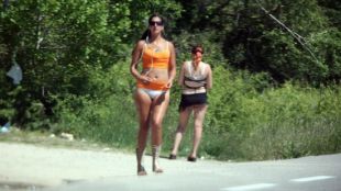 Prostitutes parant en un voral de carretera © ACN