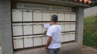 Un veï de la Cometa de Montagut i Oix (Garrotxa) recullint la correspondència © ACN