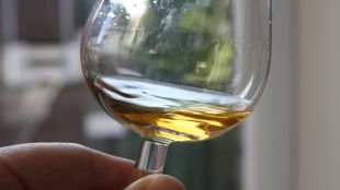 Una copa amb alcohol al seu interior © Serge de Beer