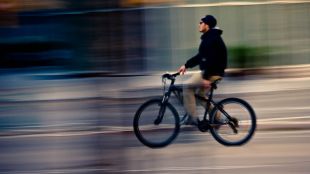 Un ciclista circulant a tota velocitat © Ernest Figueras/Flickr