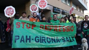 Les dos activistes imputades, Marta Afuera i Dori Zenobia, durant l'acte que de protesta d'avui © ACN
