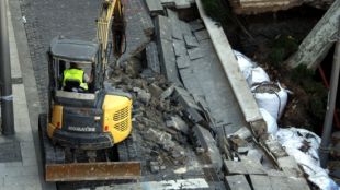 Moment en que l'excavadora ha ensorrat el paviment de la Rambla © ACN