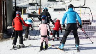 Els primers esquiadors que s'han acostat a Vallter 2000, la primera estació del Pirineu que ha obert © ACN