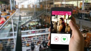 Un usuari a la biblioteca de Montilivi de la UdG amb l'app de Wanty