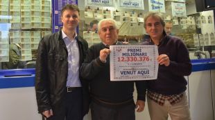 El tinent d'alcalde, Víctor Puga amb els dos propietaris de l'administració, Isidre i Fèlix Pons