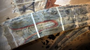 Dracs que han aparegut durant la restauració de l'església de Sant Pere de Ripoll © ACN