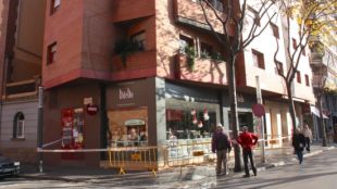 Part de la façana de l'edifici s'ha desprès caient a la vorera © ACN
