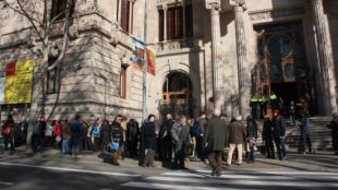 Centenars de persones fent cua ahir davant la seu del TSJC © ACN