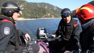 Els Mossos d'Esquadra de la unitat aquàtica creuant el riu Ter per arribar fins a l'ermita de Sant Martí de Querós © ACN