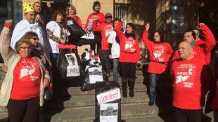 Els manifestants durant l'entrega de carbó simbòlica a les escales del Trueta © ACN