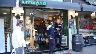 Agents dels Mossos d'Esquadra i de la Policia Municipal de Girona al lloc dels fets © ACN