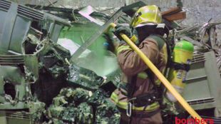 Els Bombers extingint les flames a la planta de reciclatge © Bombers