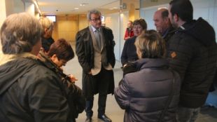 Part dels antics treballadors de la tèxtil Grober acompanyats del seu advocat © ACN