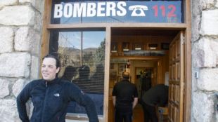 Un bomber voluntari a les portes del parc fins ara tancat i fora de servei (arxiu) © ACN