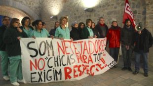Les netejadores que treballen a la seu de la Generalitat han sortit al carrer amb una pancarta © ACN