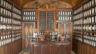 Interior amb una de les farmàcies més antigues de Catalunya