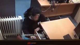 Imatge de la càmera de seguretat on es veu la treballadora agafant els diners del calaix © ACN