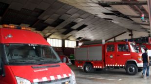 La coberta de les cotxeres, amb goteres i plaques caigudes © ACN