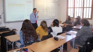 Un dels tallers a l'escola d'adults © ACN