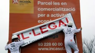 Acció de protesta de membres de la IAEDEN al polígon industrial de Roses © ACN
