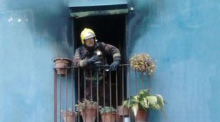 Els bombers treballant a la casa afectada per l'incendi