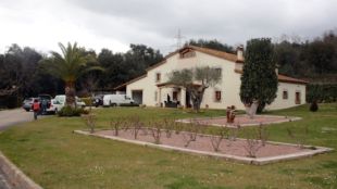 La masia que dos encaputxats han assaltat aquest dimecres a plena llum del dia © ACN