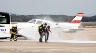 Al simulacre no hi ha hagut ni fum ni foc però els Bombers han llençat escuma © ACN