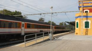 Un tren a l'estació de Caldes de Malavella, una de les afectades per l'R2 (arxiu)