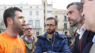 El conseller Santi Vila escoltant i parlant amb els manifestants © ACN