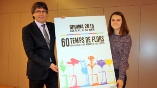 L'alcalde de Girona, Carles Puigdemont, amb l'estudiant guanyadora, Daniela Monsó © ACN
