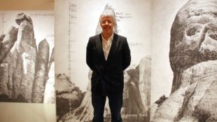 Lluís Hortalà davant d'algunes de les imatges de les roques de Montserrat © ACN