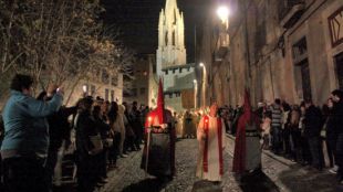 La processó arribant a la Plaça de Sant Feliu © ACN