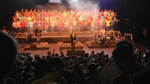 El públic dempeus seguint el concert dels Lax'n'Busto aquest diumenge a Girona © ACN