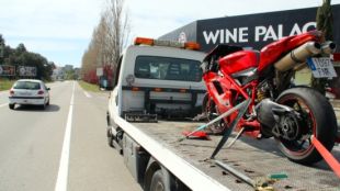 La moto a la grua uns quilòmetres més avall de l'accident © ACN