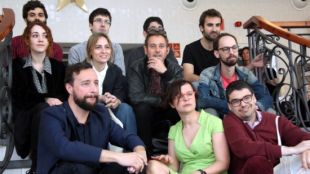 Els codirectors del festival amb membres dels diferents grups musicals que tocaran al popArb © ACN