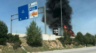 L'incendi del camió ha generat una gran fumera negra a l'A-2 a l'altura de Riudellots de la Selva
