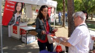 La cap de llista del PSC, Iolanda Pineda, fent campanya al mercat de Salt © ACN