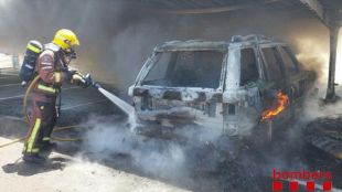 El vehicle totalment calcinat © Bombers