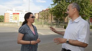 Fotografia d'Albert Testart i Noemí Casero davant el solar proposat per construir la residència