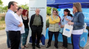 La candidata del PP, Concepció Veray (dreta) fent campanya al barri de Montjuïc © ACN