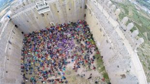 Una imatge del Castell del Montgrí durant la marxa que es va fer l'any passat © ACN