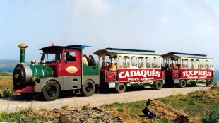 El tren turístic de Cadaqués propietat d'una empresa de Roses (arxiu)