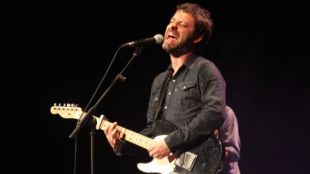 El cantant Jaume Pla (Mazoni), en un concert recent al Teatre Municipal de Girona © ACN