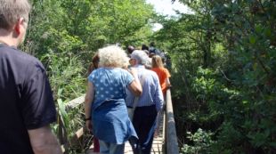 Els assistents han realitzat una visita guiada pels racons més desconeguts del parc © ACN
