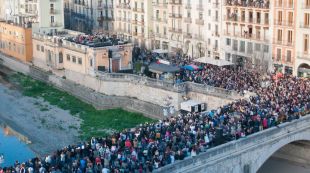 Els Sopa de Cabra actuant al centre de Girona damunt un terrat (arxiu)