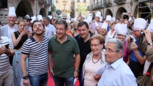 Els germans Roca i els seus pares, a l'estora vermella © ACN
