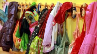 Les motxilles dels infants penjades en una escola bressol © ACN